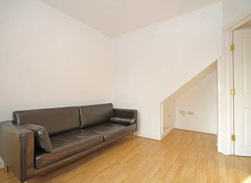 Kneller Road, TW2, photo 3