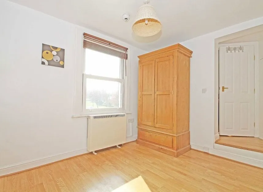 Kneller Road, TW2, photo 4