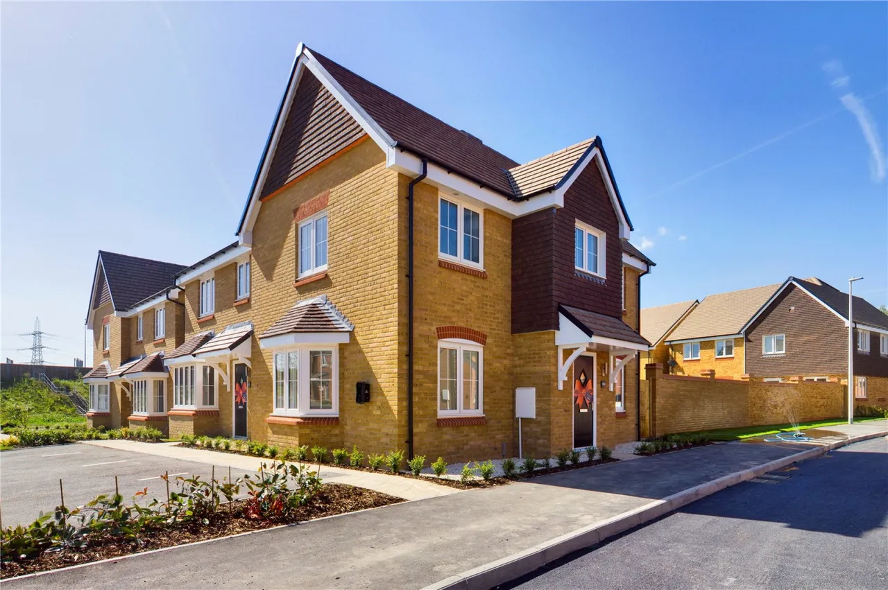 3 bed house to rent, Honey Bee Street, Calcot, RG31