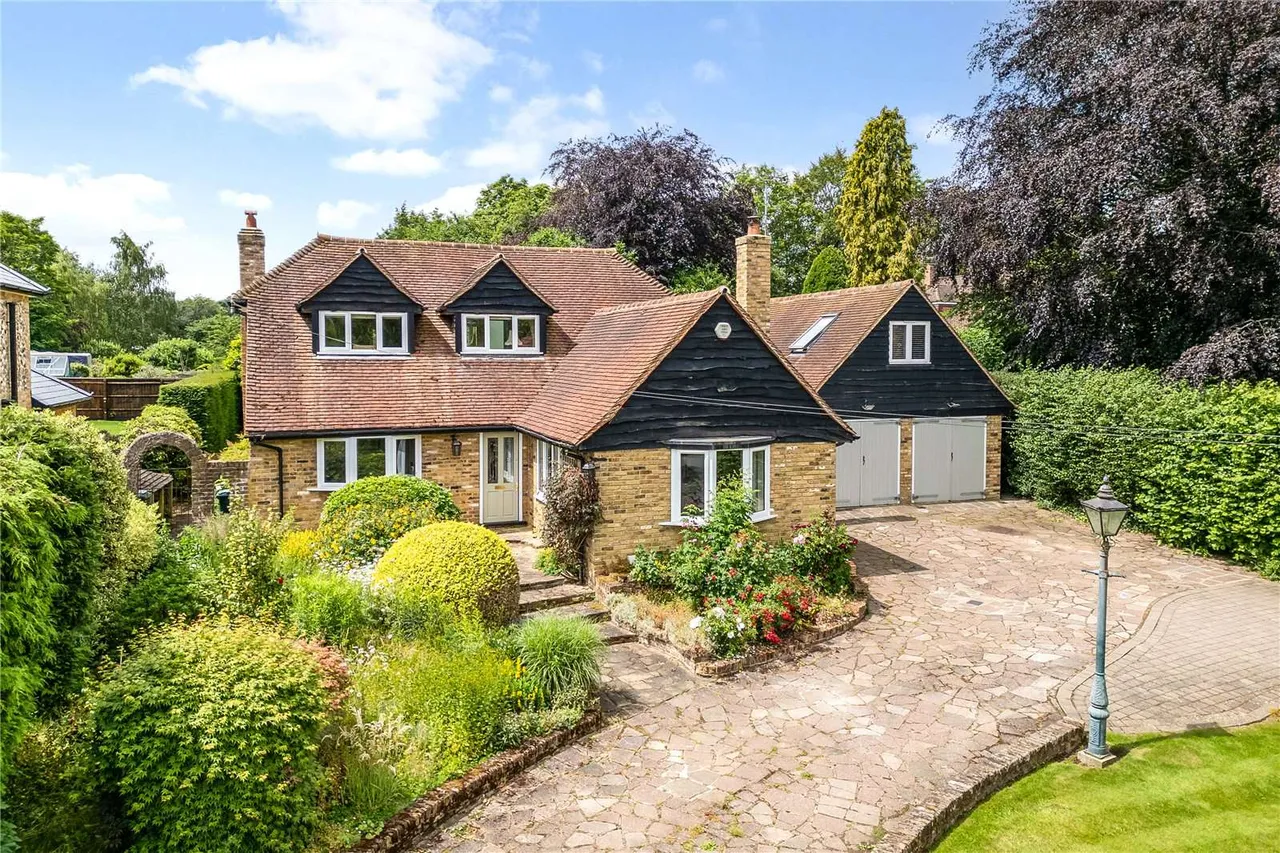 4 bed house for sale — The Green, Sarratt, Rickmansworth, Hertfordshire, WD3 6BH