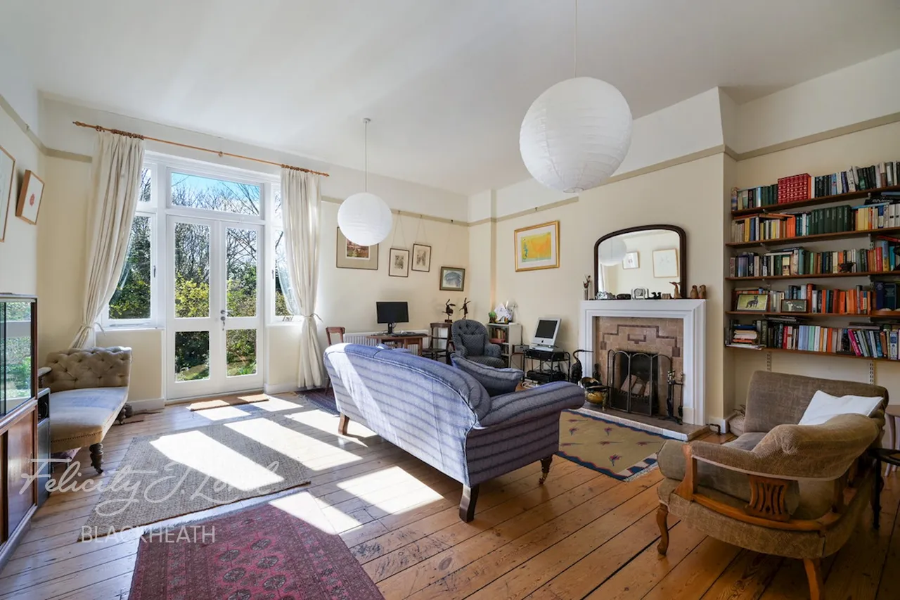 2 bed flat for sale, Charlton Church Lane, Charlton