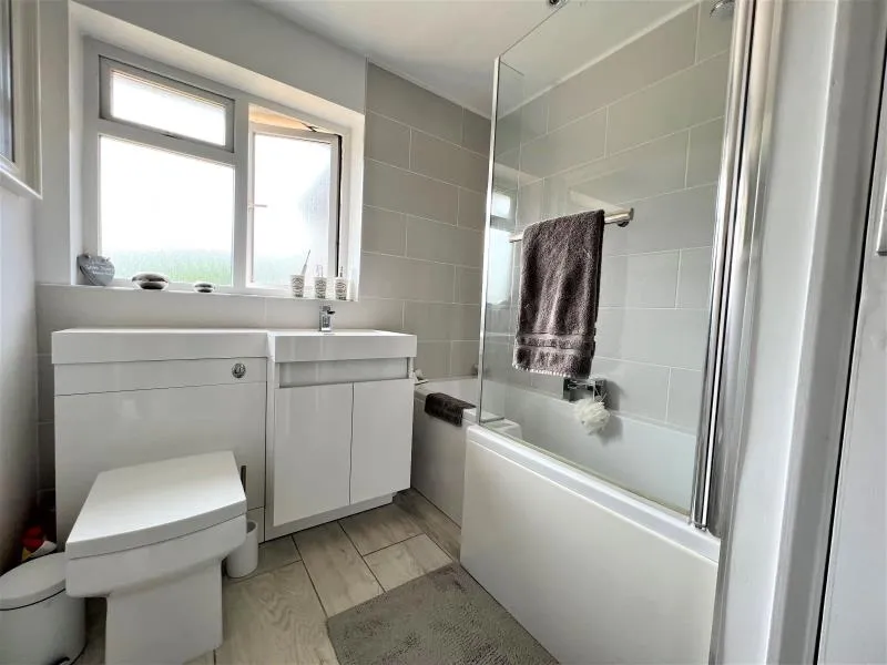 Chertsey Road, Byfleet, KT14, photo 7