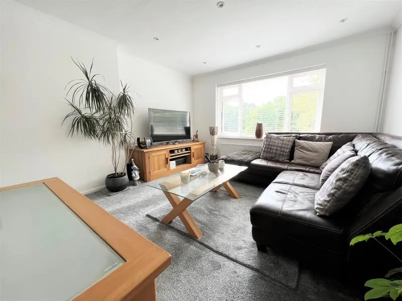 Chertsey Road, Byfleet, KT14, photo 4