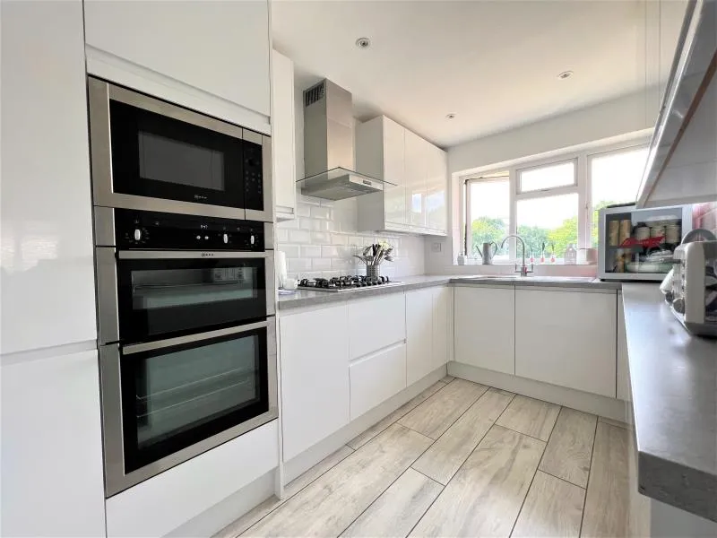 Chertsey Road, Byfleet, KT14, photo 2