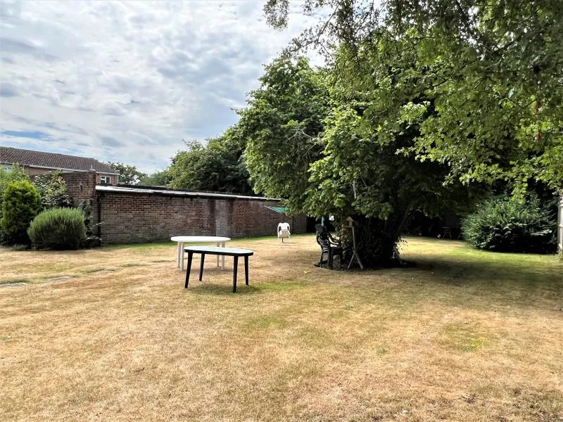 Chertsey Road, Byfleet, KT14, photo 8
