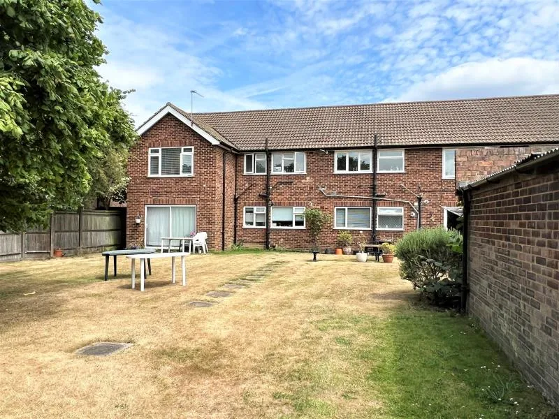 2 bed flat to rent, Chertsey Road, Byfleet, KT14