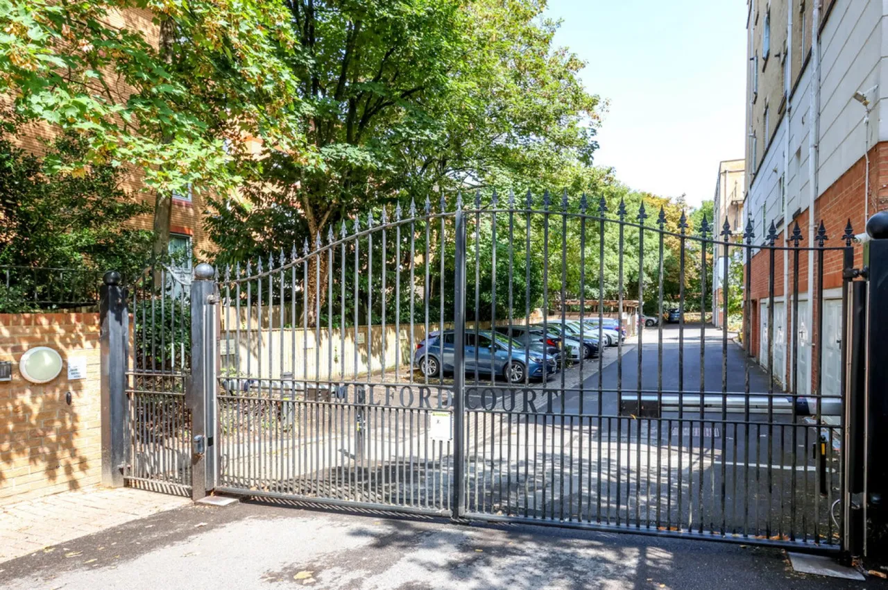 2 bed flat for sale — St Peter's Road, Town Centre