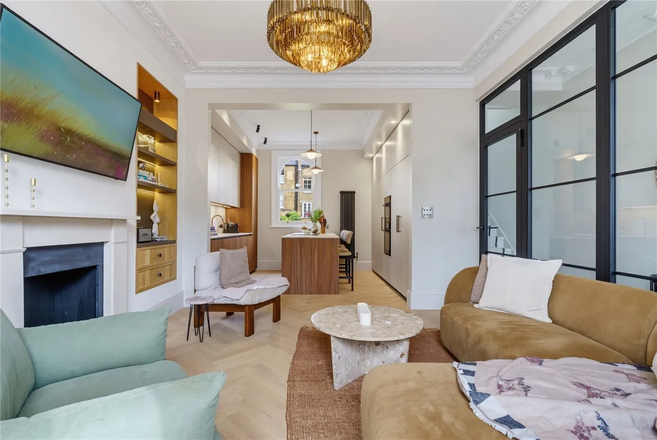 3 bed flat for sale, Bennerley Road, London, SW11