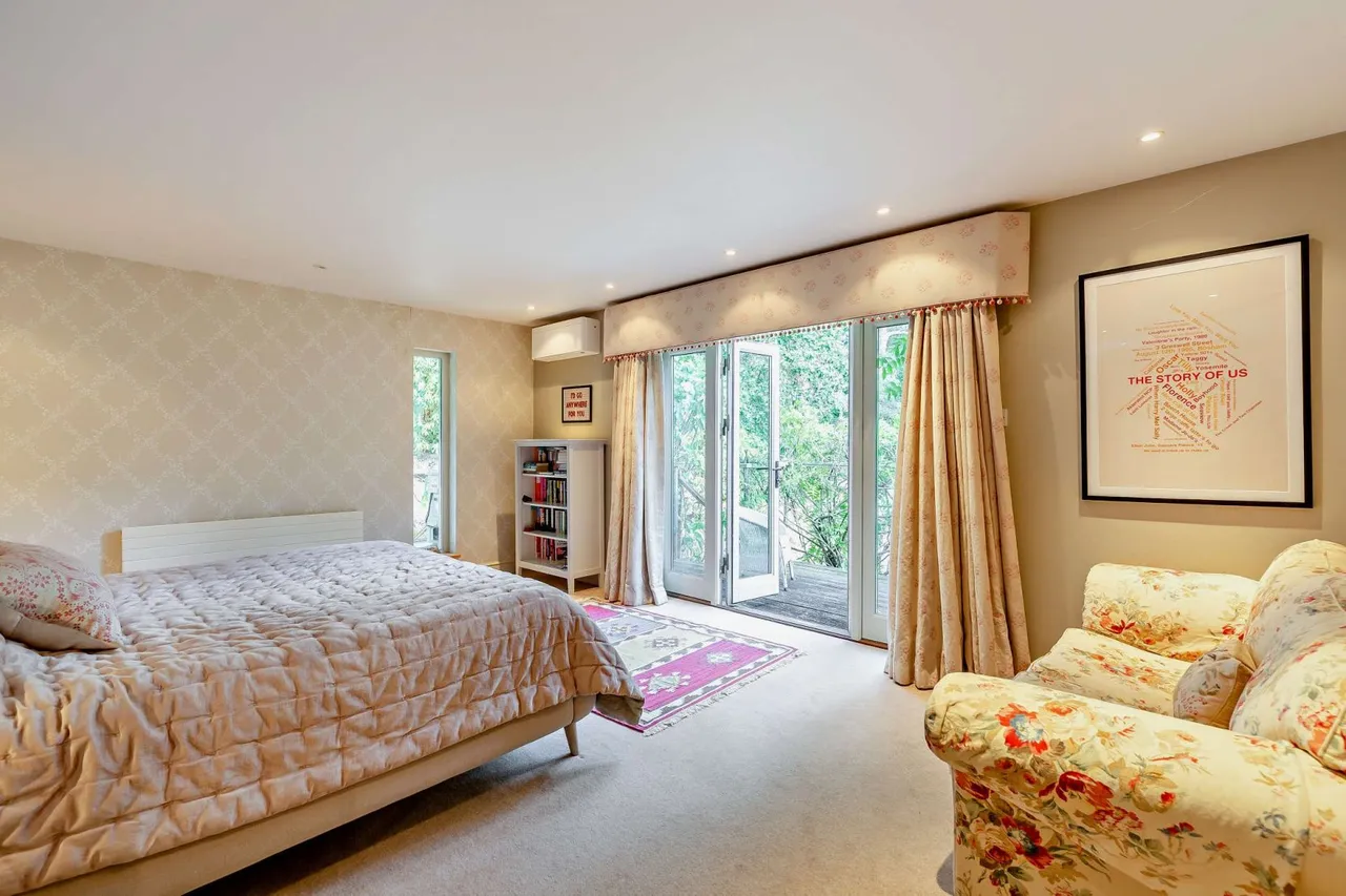Beech Avenue, Lower Bourne, GU10, photo 11