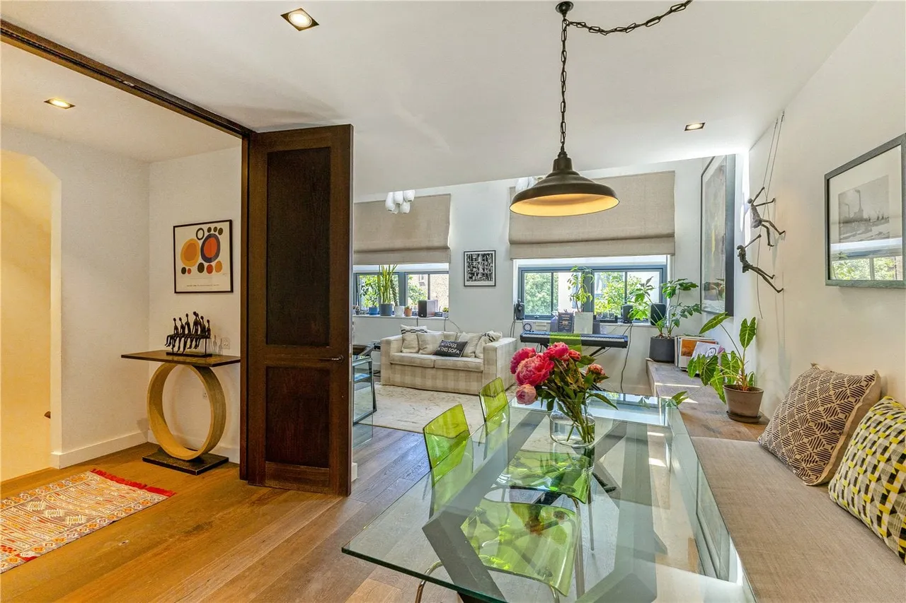 Porteus Place, London, UK, SW4, photo 2