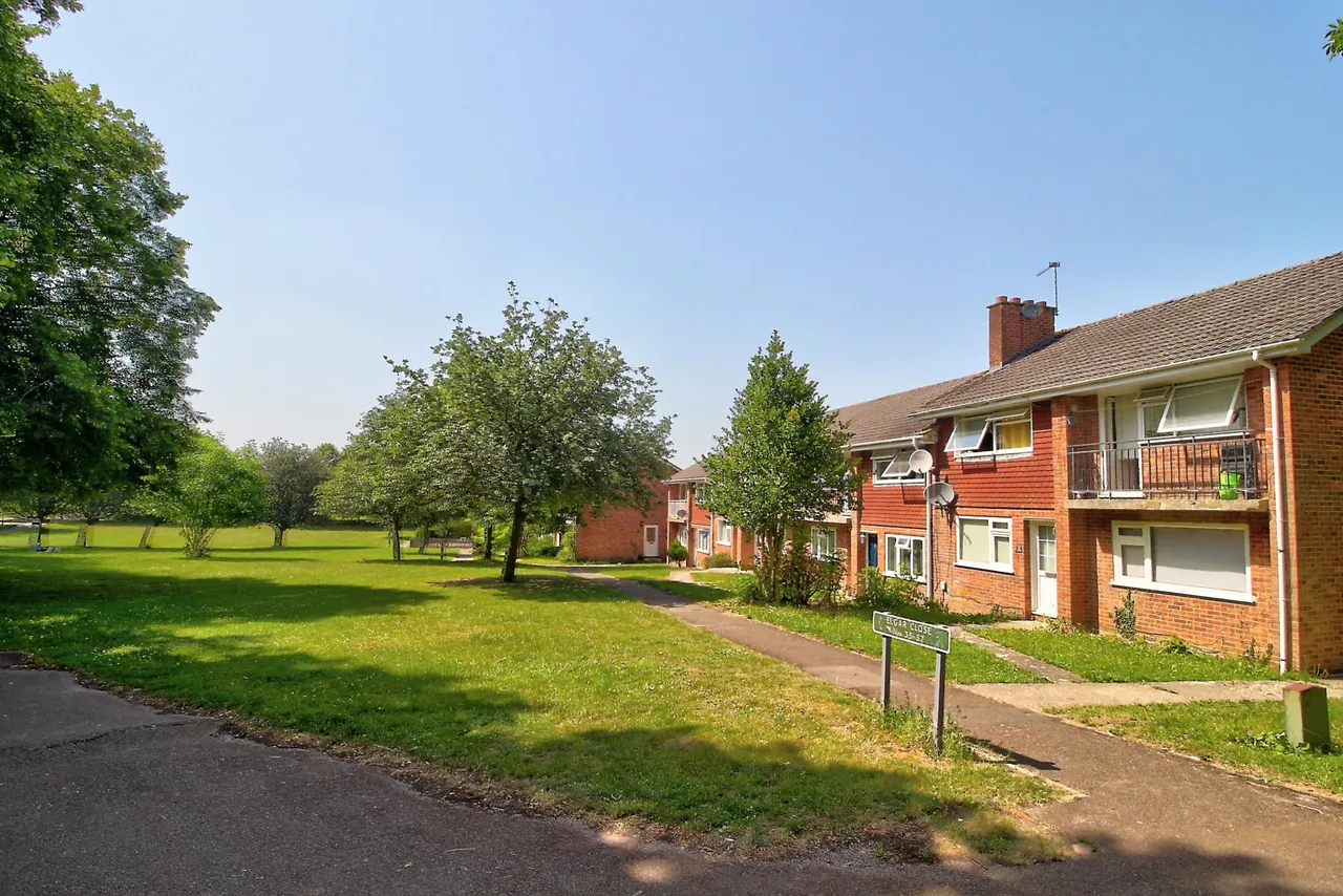 2 bed flat for sale, Elgar Close, Basingstoke, RG22