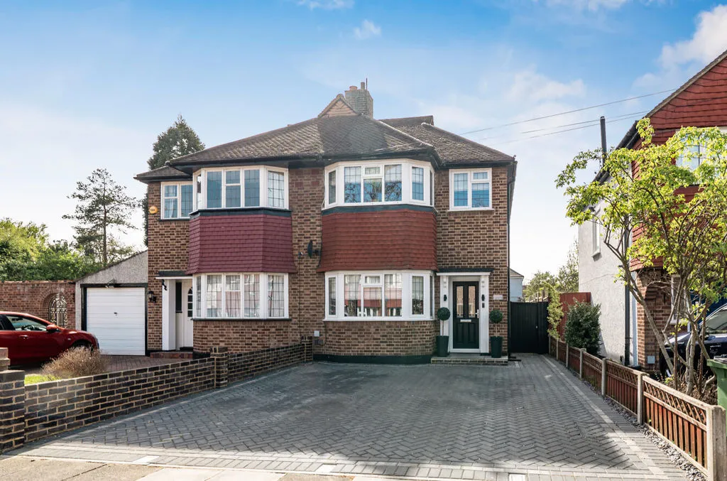 3 bed property for sale, Sparrows Lane, London, SE9