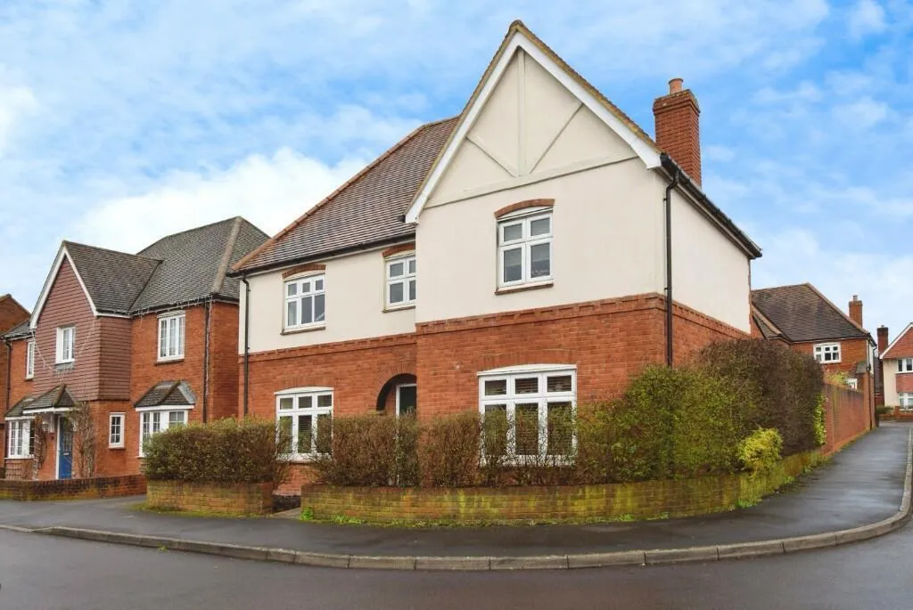 4 bed property to rent — Barnard Field