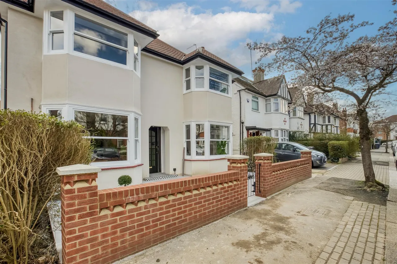 Fallow Court Avenue, North Finchley, N12, photo 25