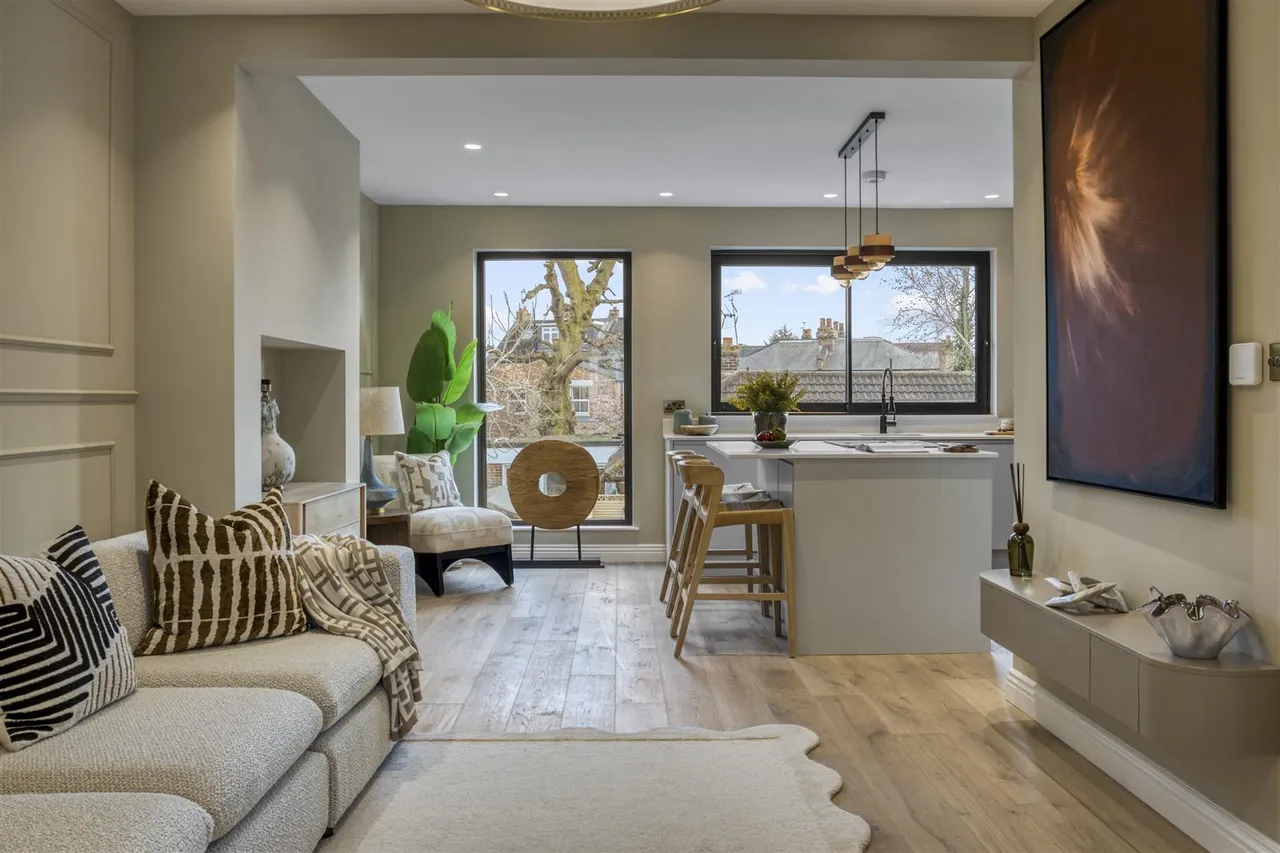 Fallow Court Avenue, North Finchley, N12, photo 13