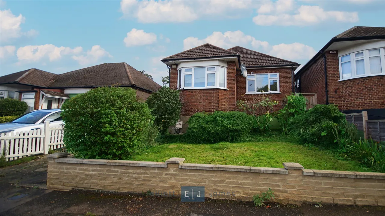 3 bed house to rent — Dacre Gardens, Chigwell