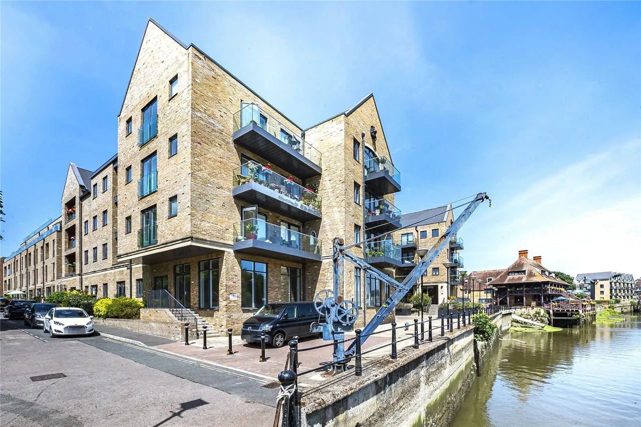 2 bed flat for sale, Lion Wharf Road, Old Isleworth, TW7