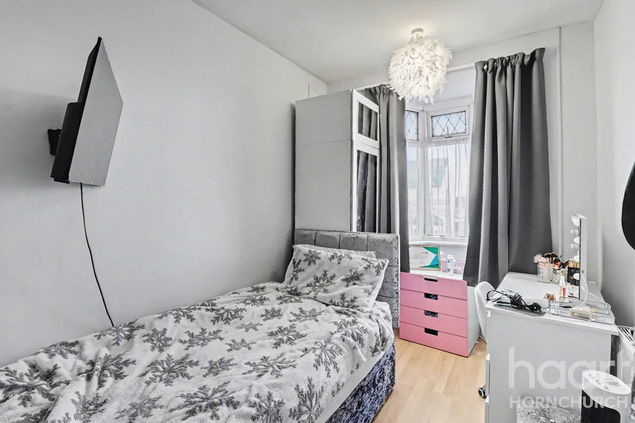 Crystal Avenue, Hornchurch, RM12, photo 10