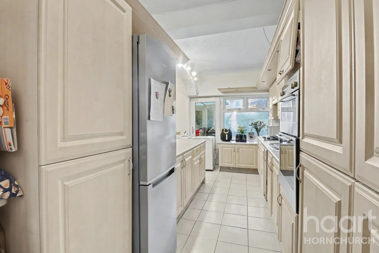 Crystal Avenue, Hornchurch, RM12, photo 4
