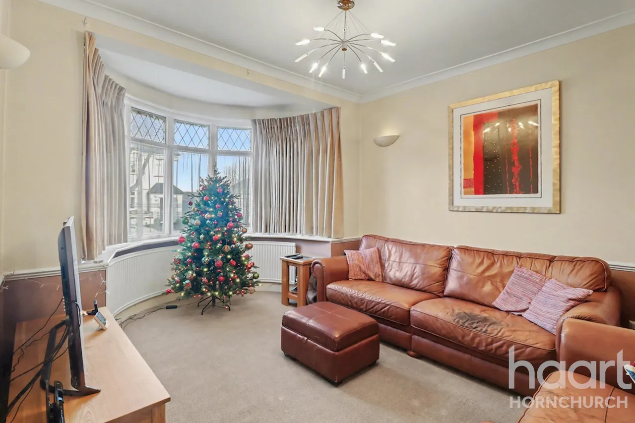 Crystal Avenue, Hornchurch, RM12, photo 2