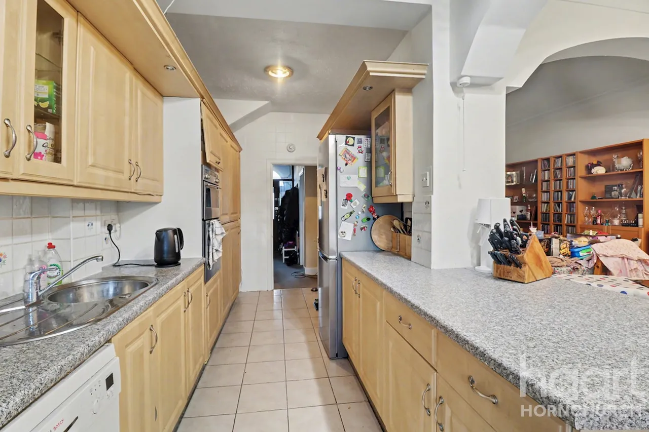 Crystal Avenue, Hornchurch, RM12, photo 3