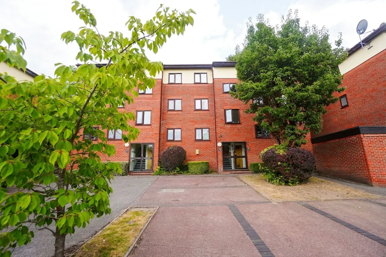 2 bed flat for sale, London Road, High Wycombe, HP11