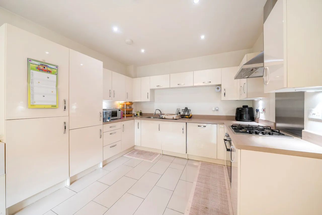 Fowler Way, Blenheim House, UB10, photo 3