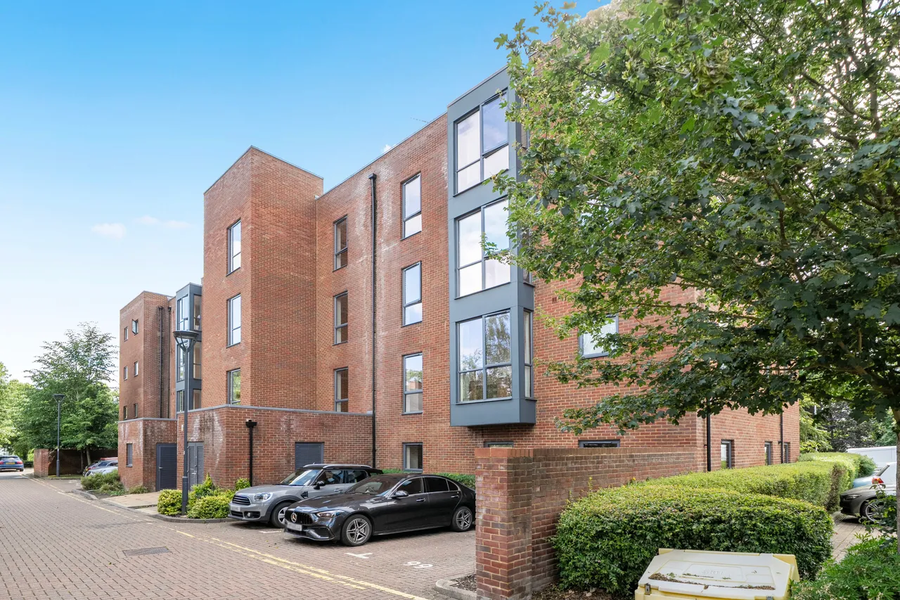 Fowler Way, Blenheim House, UB10, photo 2