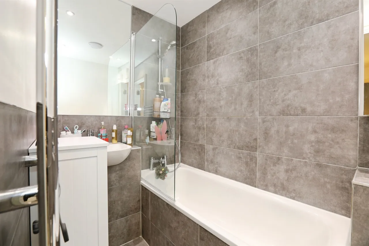 Russell Way, Crawley, photo 11