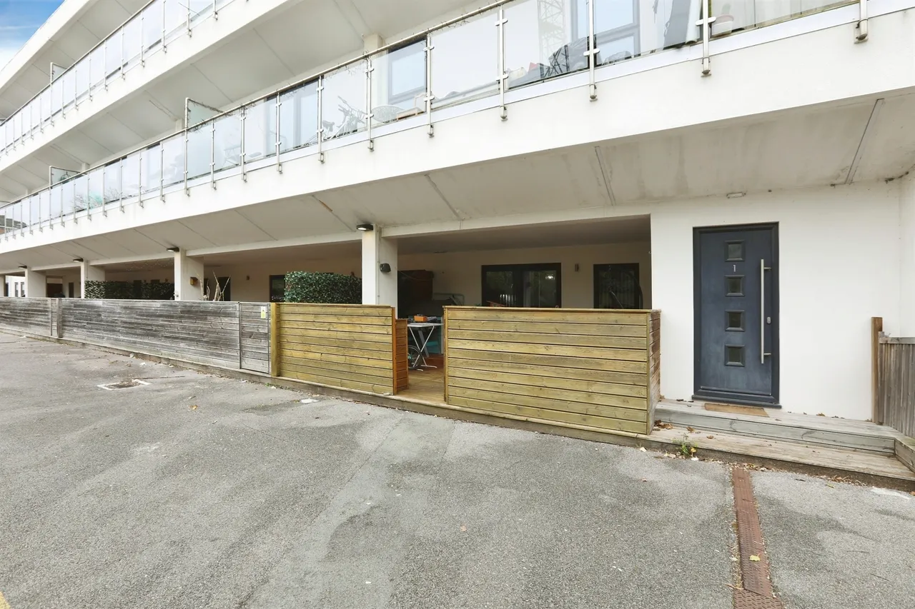 Russell Way, Crawley, photo 12