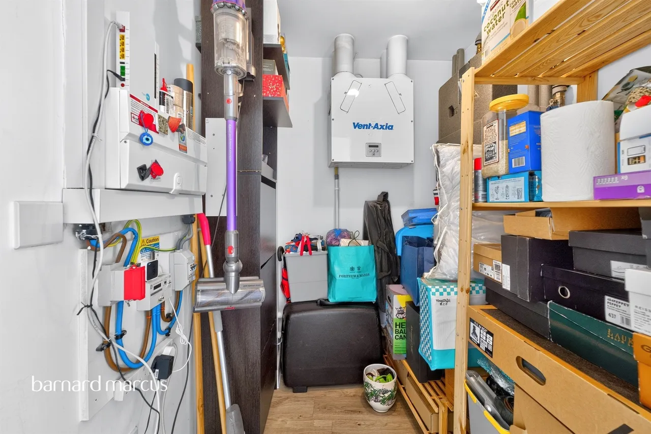 Henry Darlot Drive, London, NW7, photo 19