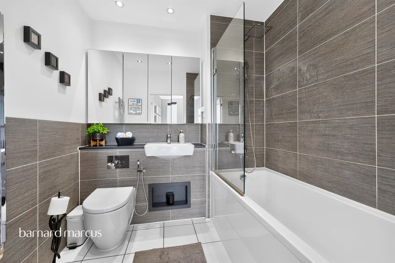 Henry Darlot Drive, London, NW7, photo 17