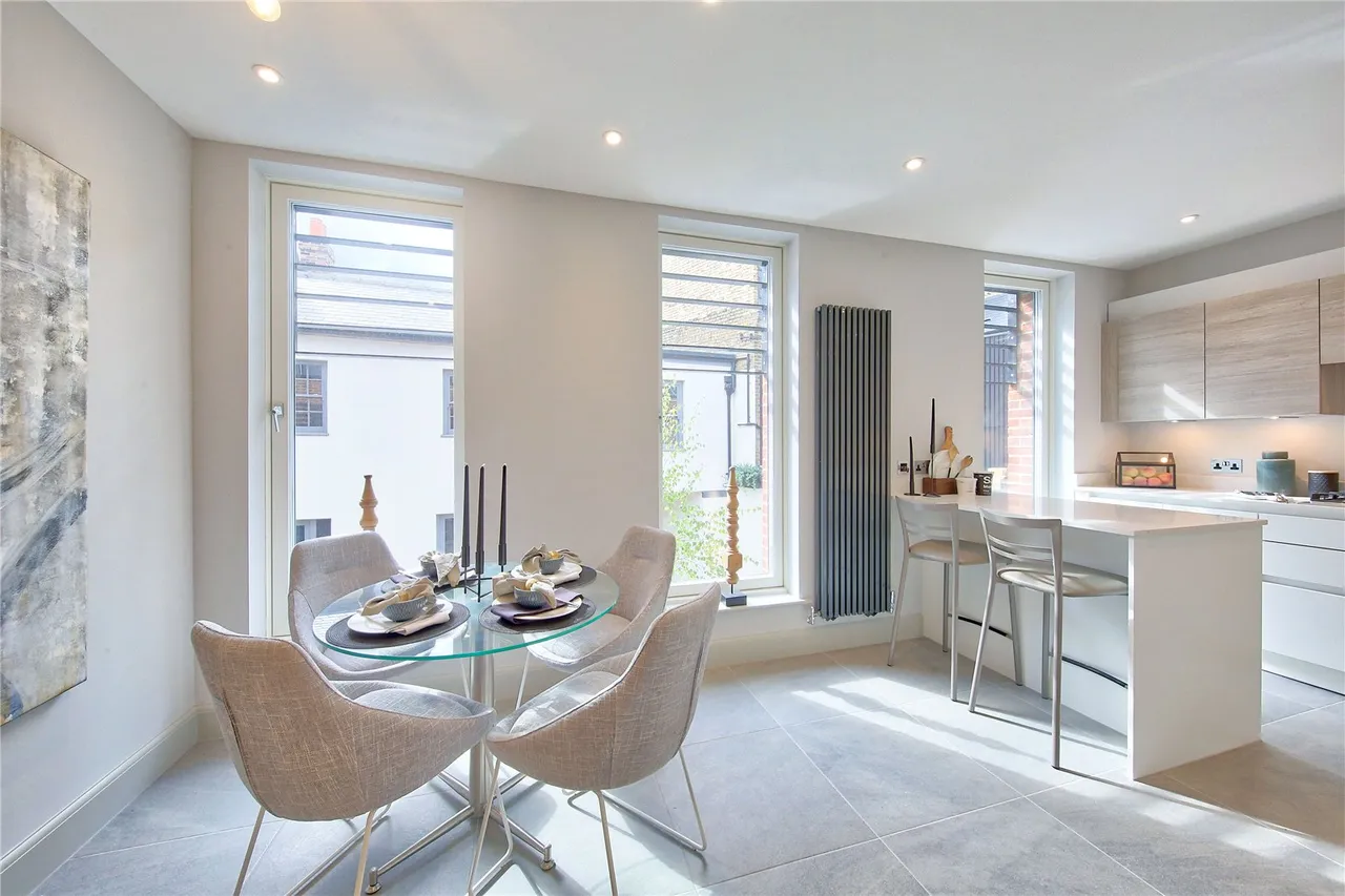 3 bed house for sale — Old Bakery Mews, Hampton Wick, Kingston, KT1 4FU