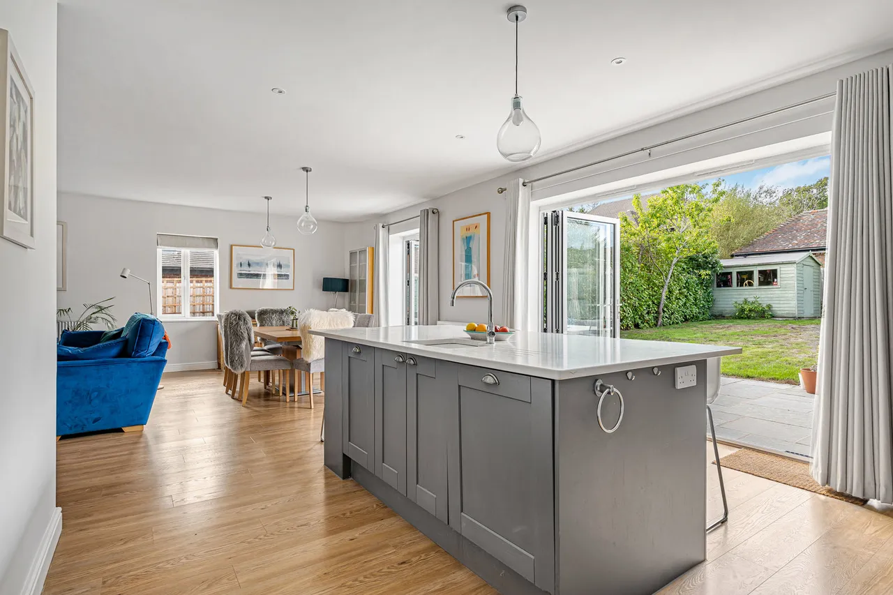 Farnham Road, Holt Pound, GU10, photo 16