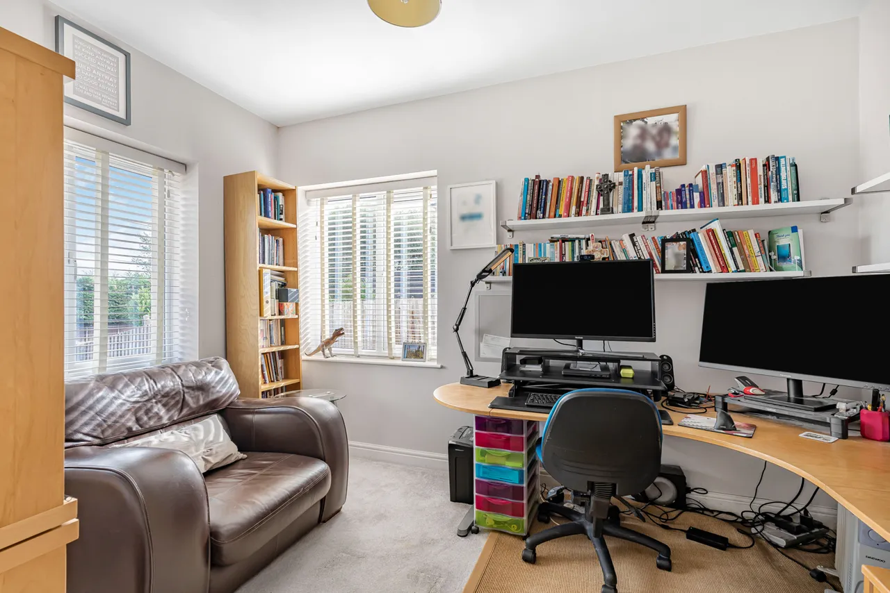Farnham Road, Holt Pound, GU10, photo 13
