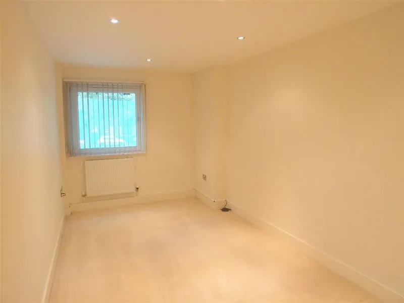 852 Brighton Road, Purley CR8 2FD, photo 6