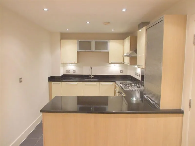 852 Brighton Road, Purley CR8 2FD, photo 2