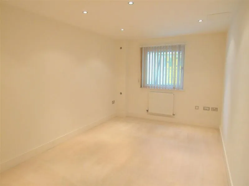 852 Brighton Road, Purley CR8 2FD, photo 5