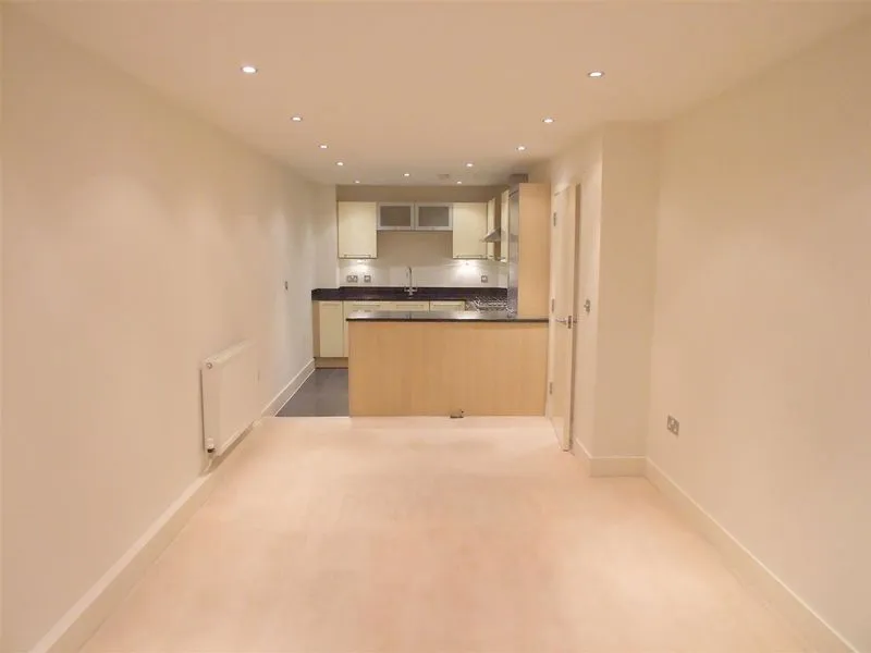 852 Brighton Road, Purley CR8 2FD, photo 3
