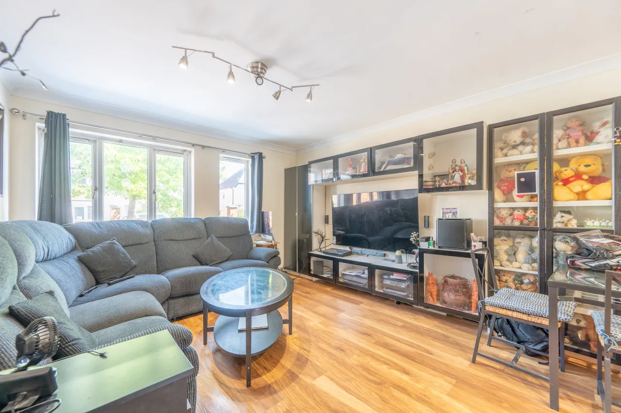 3 bed house for sale — 35 Lily Gardens, Wembley