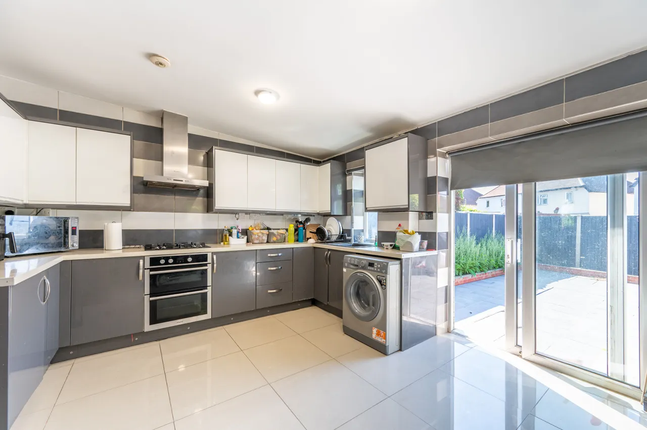 35 Lily Gardens, Wembley, photo 8