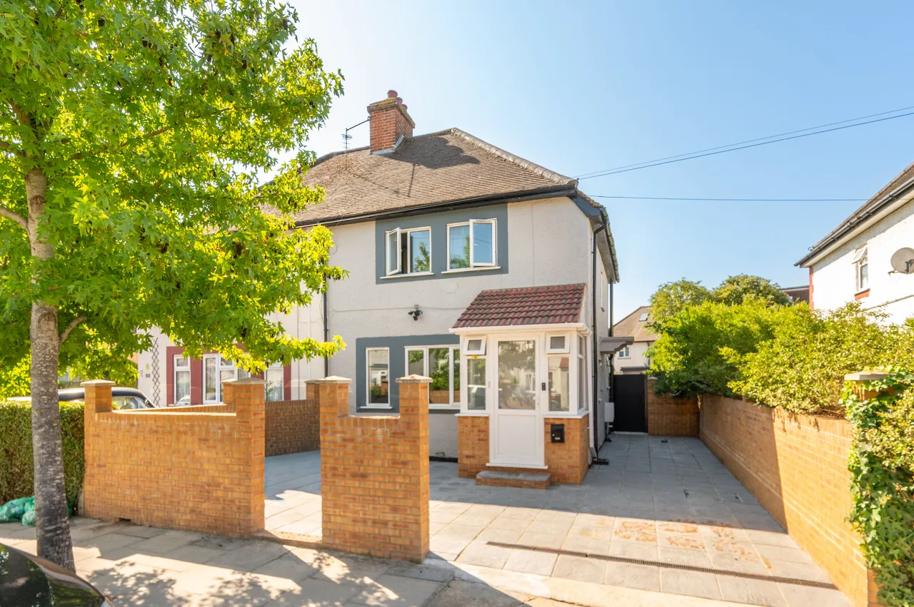 35 Lily Gardens, Wembley, photo 2