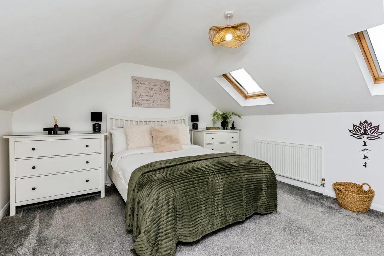3 bed house for sale, Martyrs Avenue, Crawley, RH11