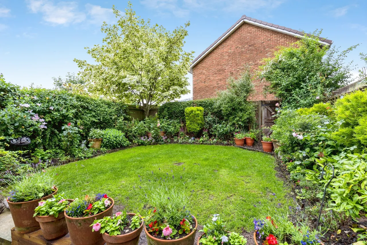 Martyrs Avenue, Crawley, RH11, photo 20