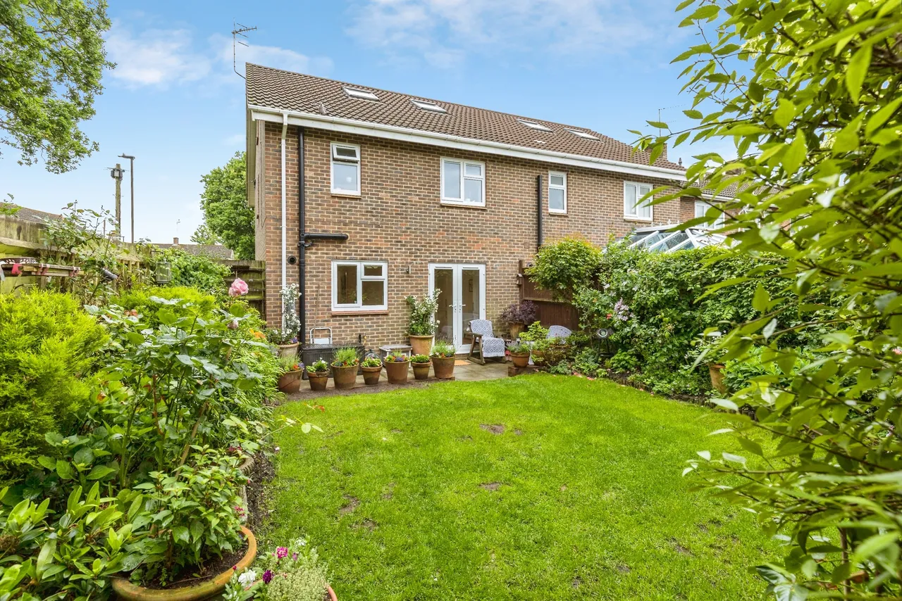 Martyrs Avenue, Crawley, RH11, photo 3