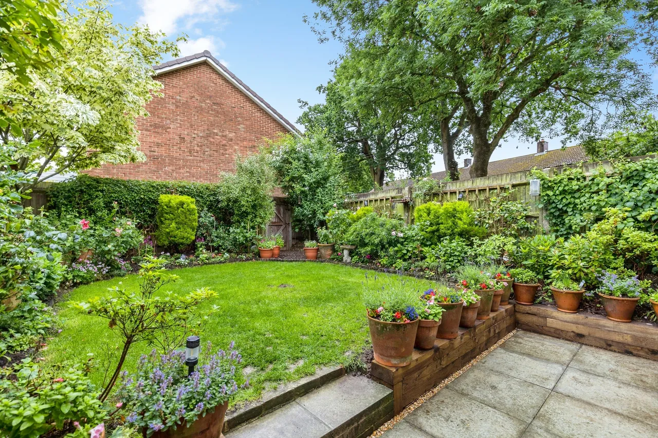 Martyrs Avenue, Crawley, RH11, photo 4