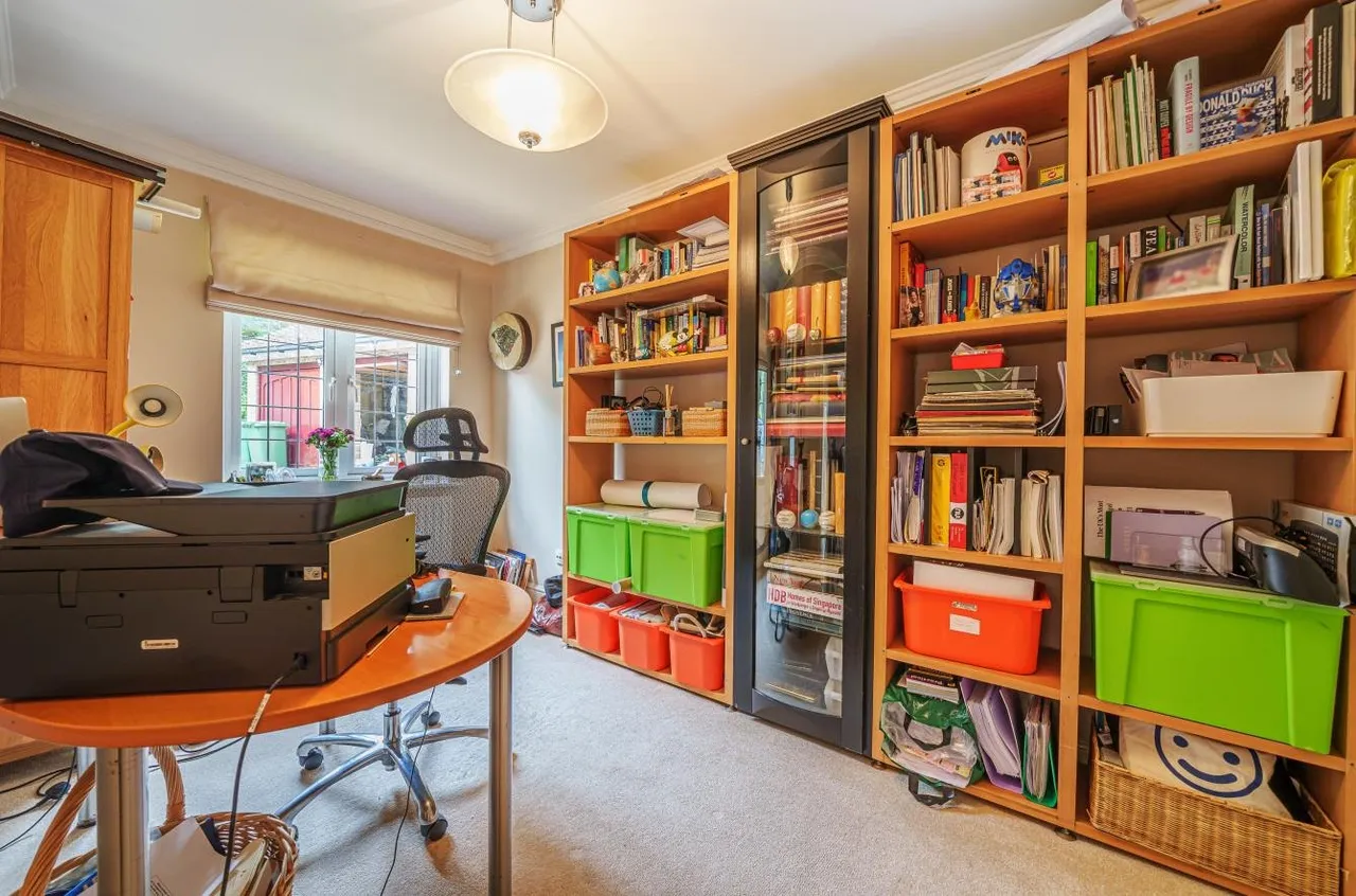 Claremount Gardens, Epsom, Surrey, KT18 5XF, photo 5