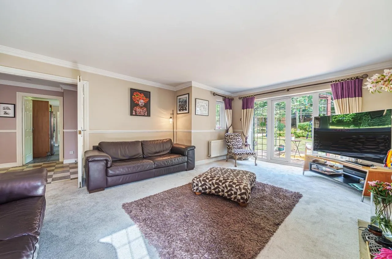 Claremount Gardens, Epsom, Surrey, KT18 5XF, photo 2