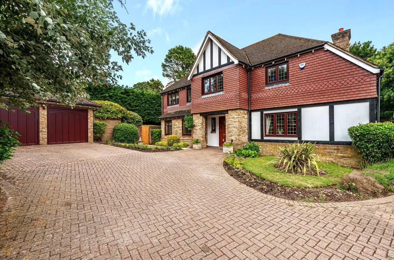 5 bed house for sale — Claremount Gardens, Epsom, Surrey, KT18 5XF