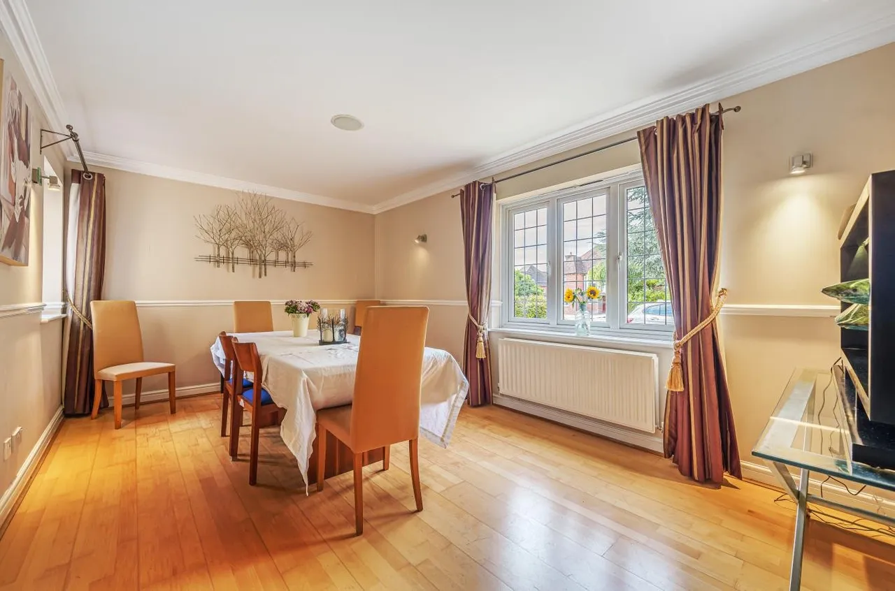 Claremount Gardens, Epsom, Surrey, KT18 5XF, photo 4